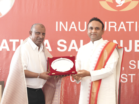 Sadguru Sri Madhusudan Sai felicitating the chief guest – Mr Aravinda de Silva